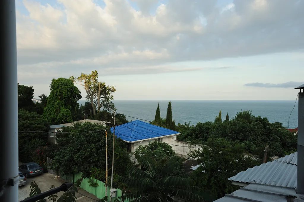 Дом с балконом, видом на море у пляжа и Воронцовского дворца