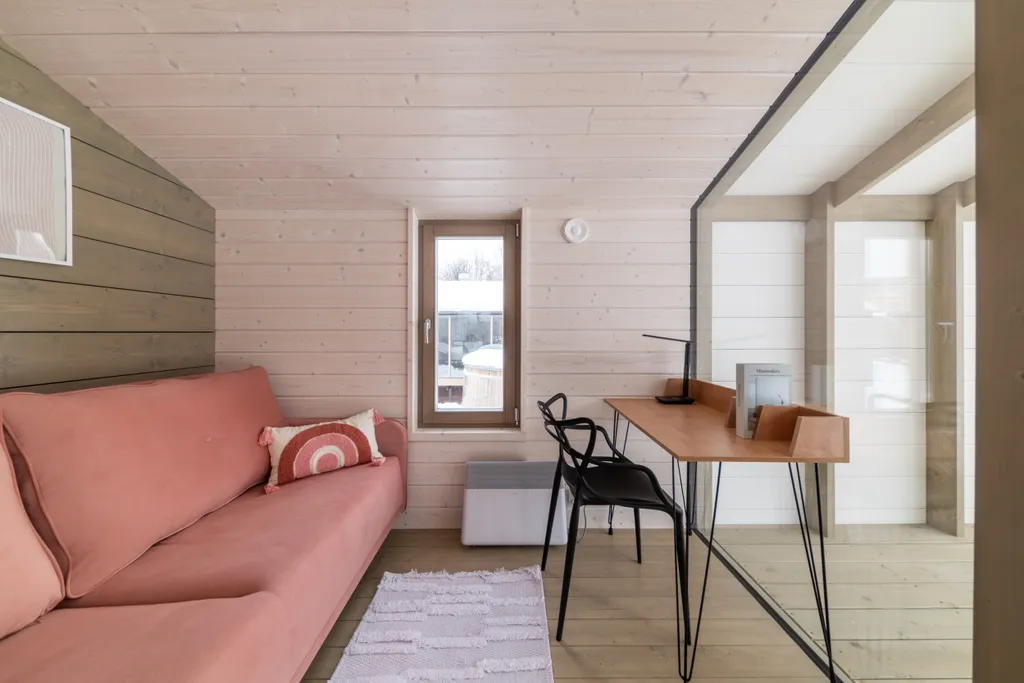 Уютный дом с панорамными окнами и видом на природу