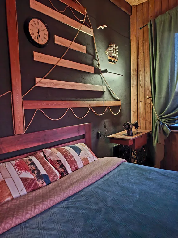 Дом с кораблем на берегу реки