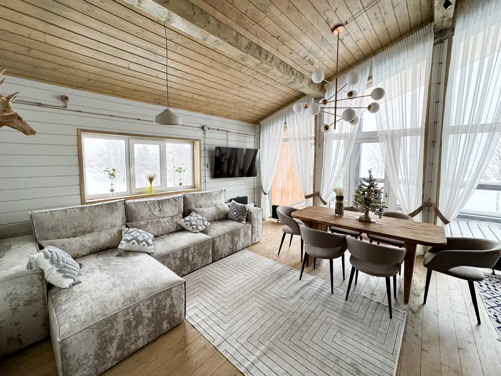 Большой дом на озере с сауной