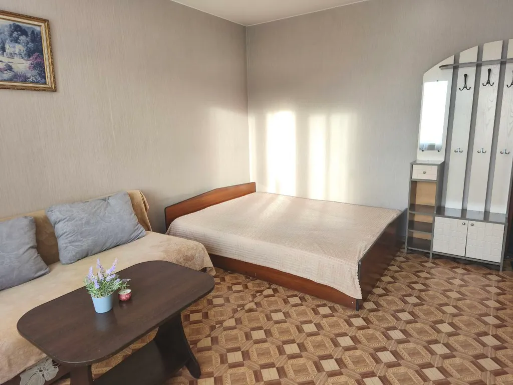 Квартира Квартира с видом на тихий двор в центре Взлетки. — Красноярск