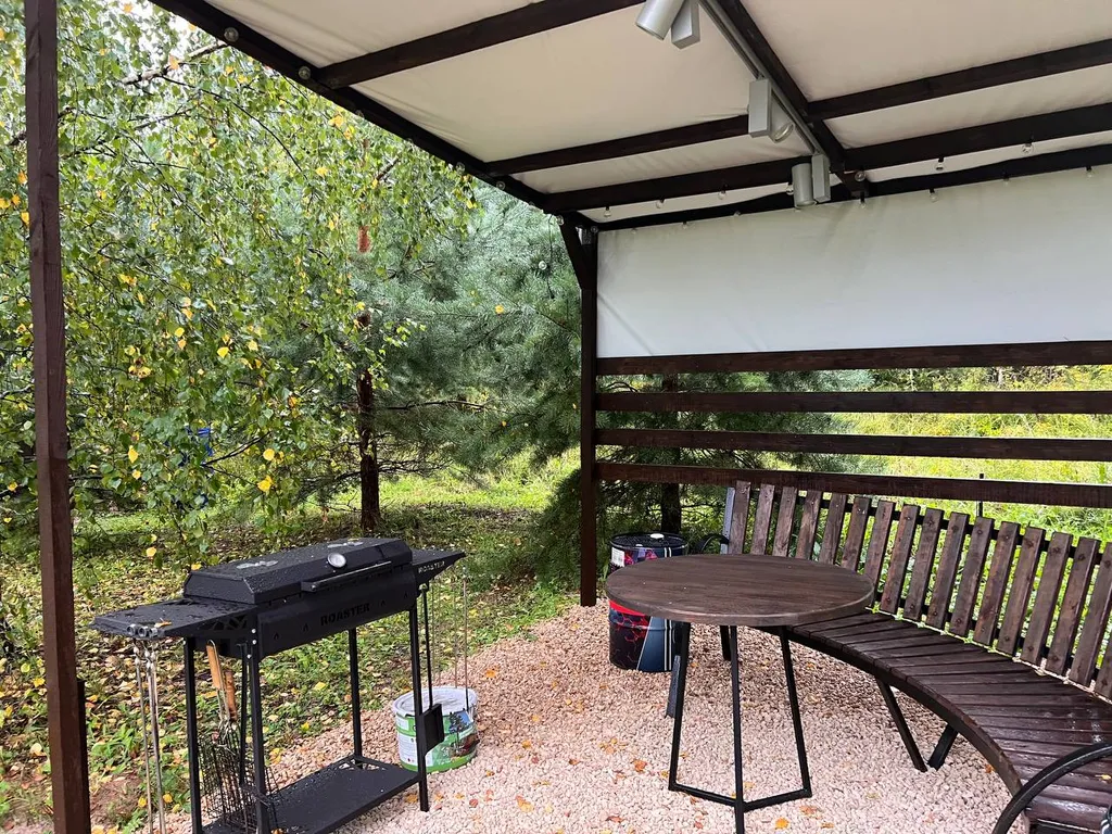 Атмосферный дом в соснах