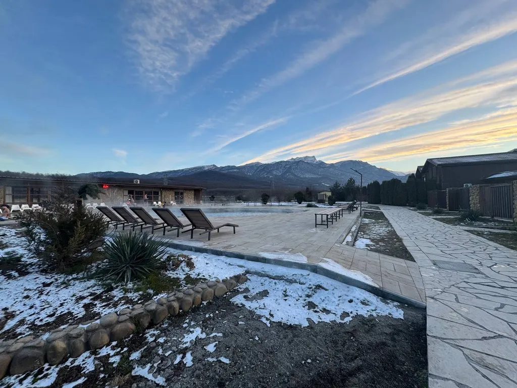 Гостевой дом возле термального источника по дороге на курорт Мамисон