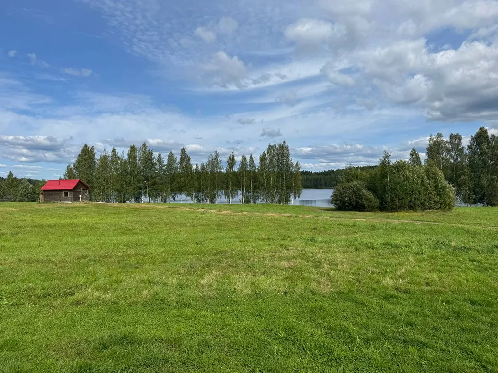 Домик в живописном месте на берегу