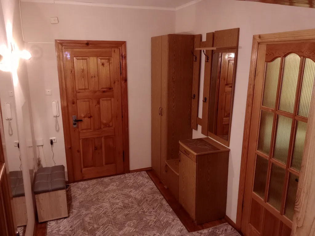 Комфортная 2-комнатная квартира с маленьким парком во дворе