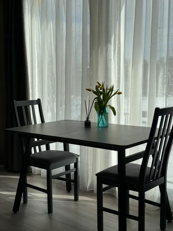 Номер с панорамными окнами и видом на озеро