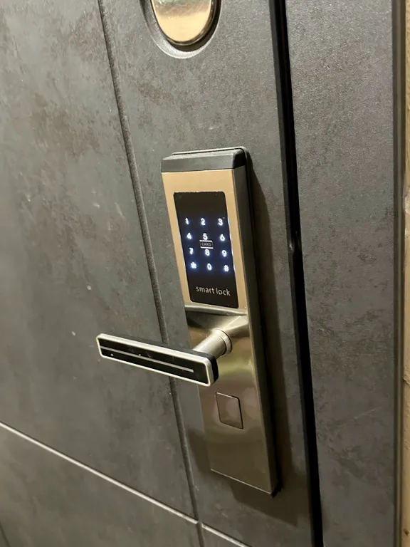 Уютная комната с прекрасным видом на город