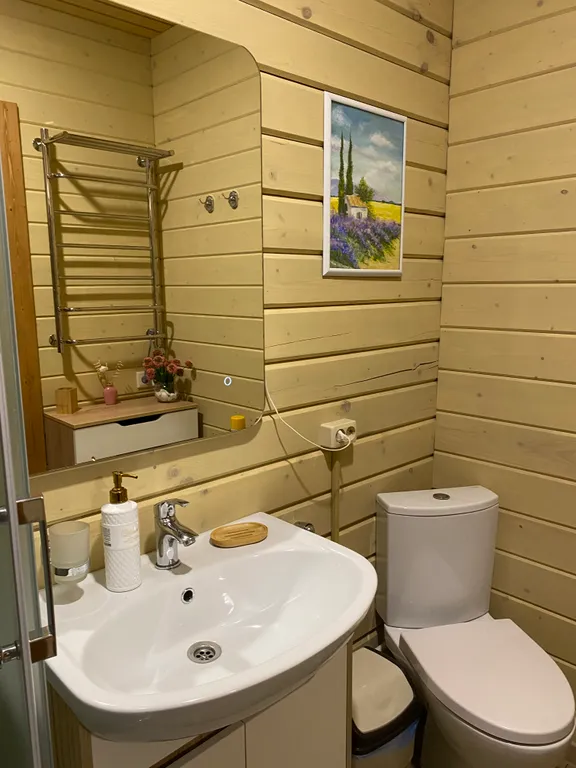 Уютный домик в лесу около реки