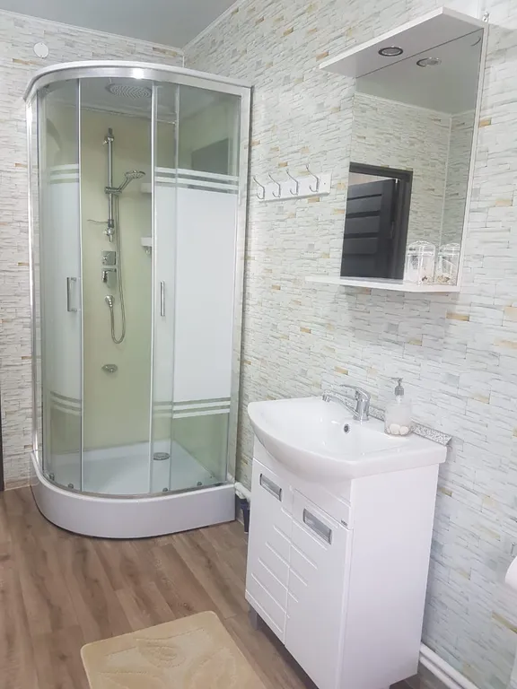 Уютный домик в деревне с верандой