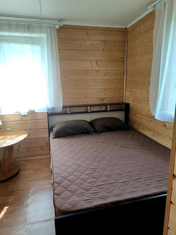 Дом на берегу с баней и лодкой