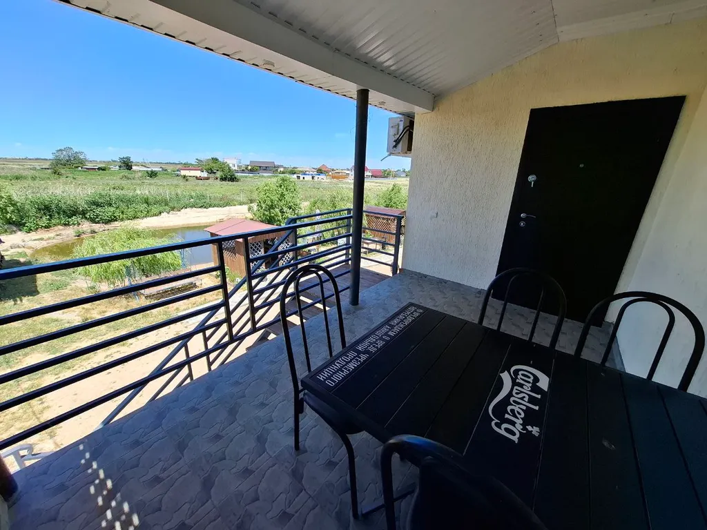 Домик у пруда рядом с Азовским морем