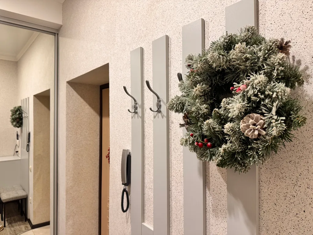 Закрытая территория парковка возле театральной площади и входа в парк