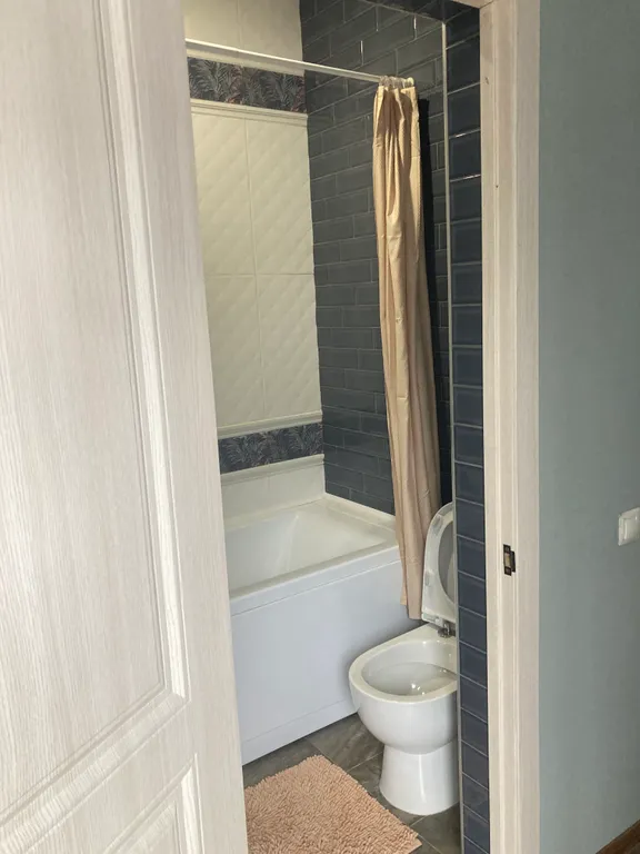 Современная чистая студия с панорамными окнами на горы