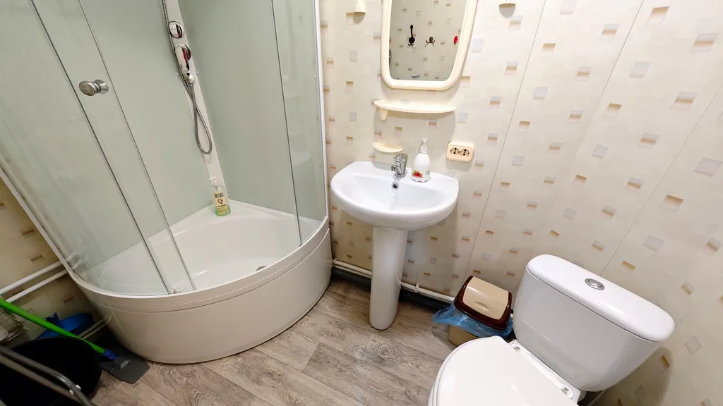 Белая студия стандарт с кухней и ванной комнатой