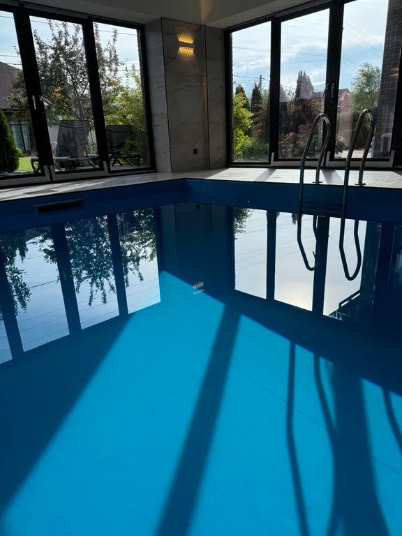 Новый дом с подогреваемым бассейном и сауной