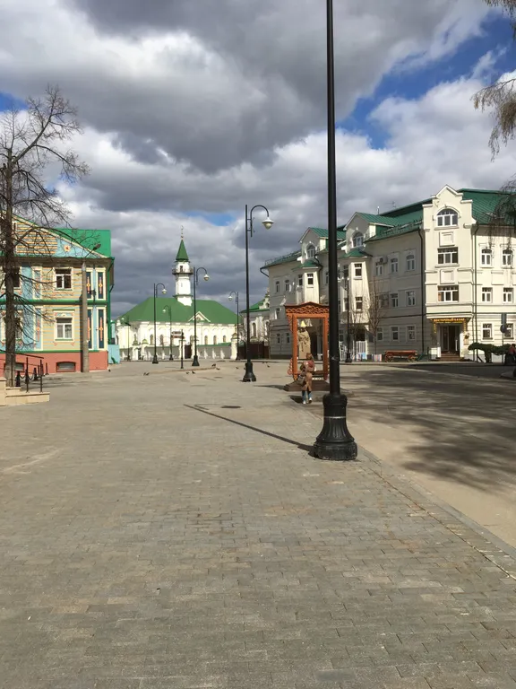 Просторная студия со своим входом в центре