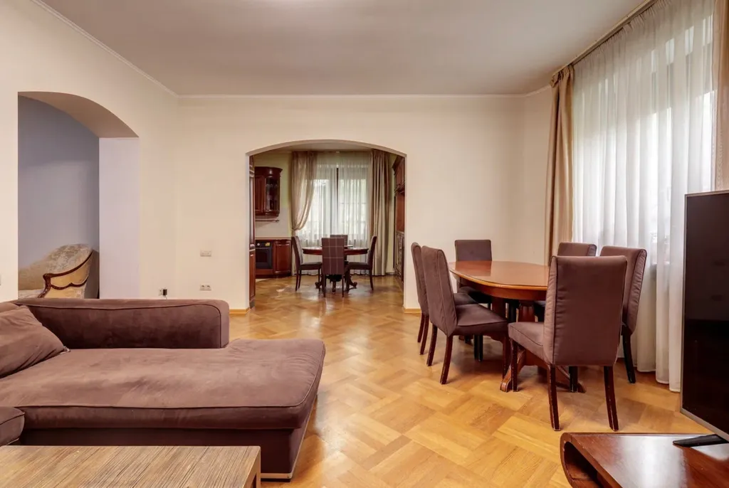 Загородный дом с бассейном и бильярдной