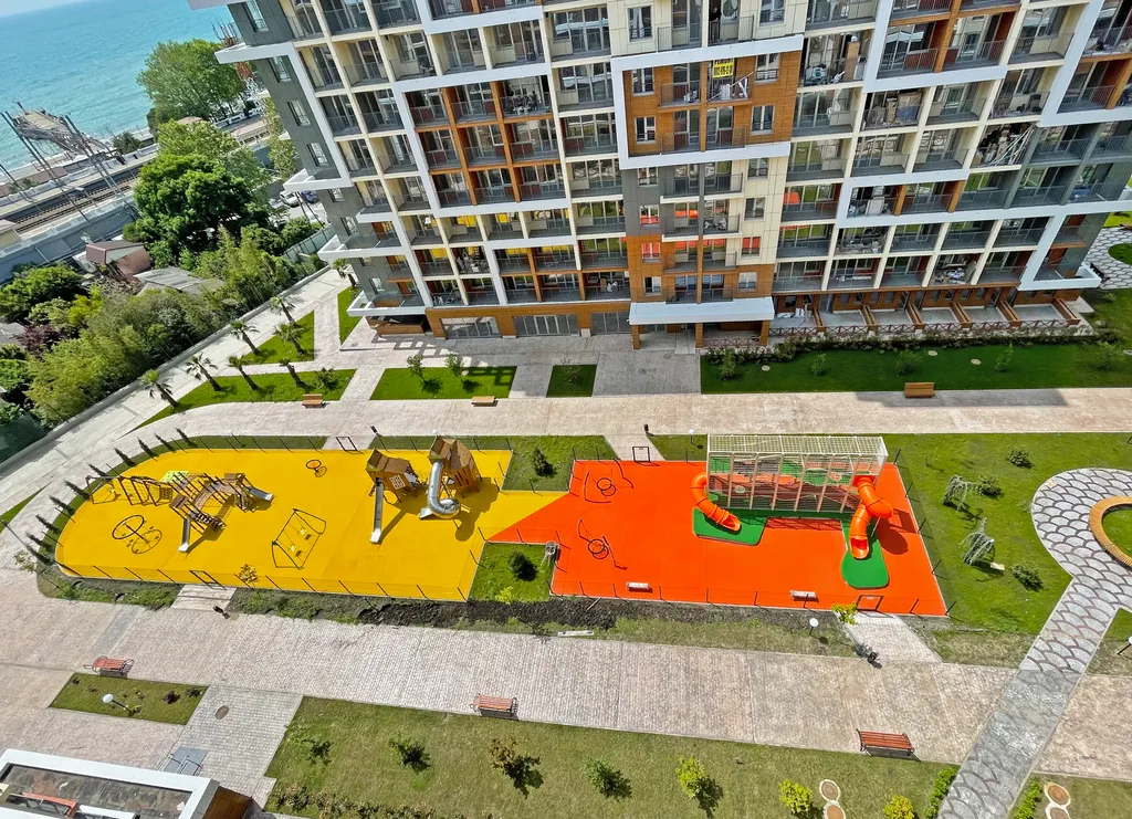 Угловая студия с цветами на берегу моря