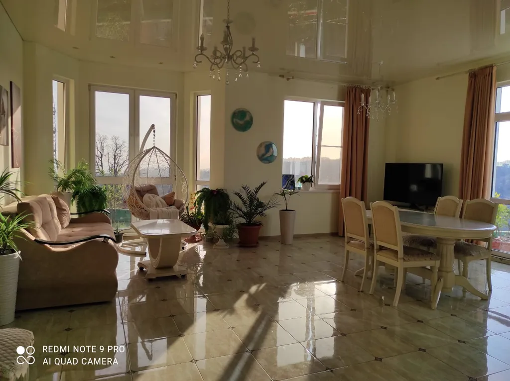 Просторный дом с райским садом на вершине холма с супер видами