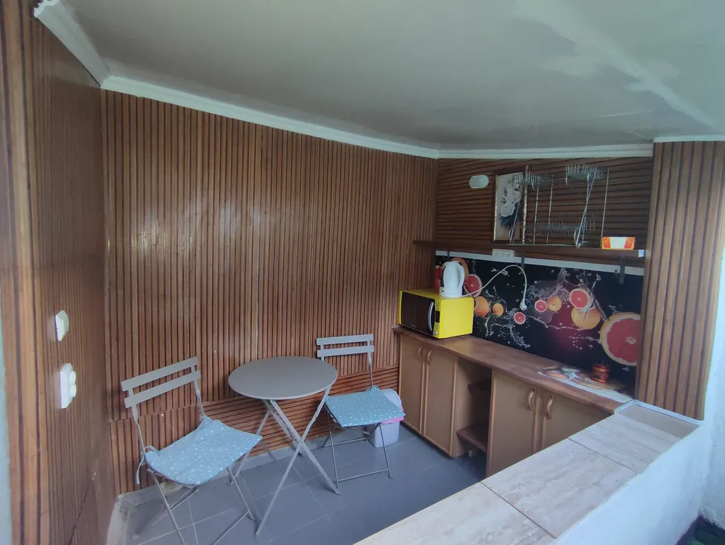 Домик с павлином