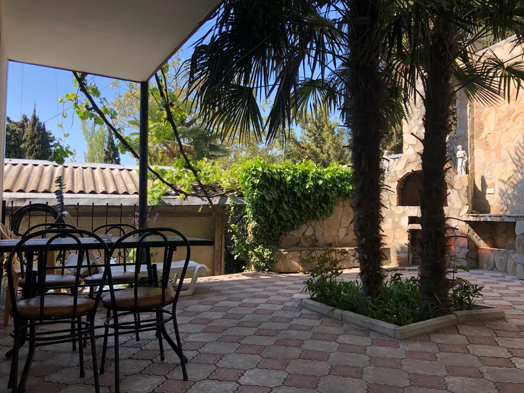 Двухэтажный дом с шикарным уютным двором в самом центре