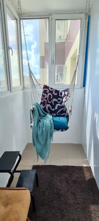 Квартира с большой кроватью, балконом и оплаченными кинотеатрами