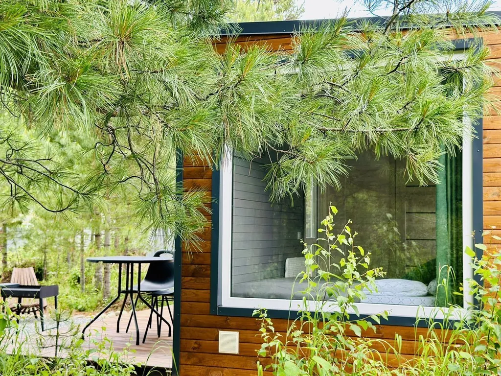 Домик в тихом и спокойном месте в окружении леса