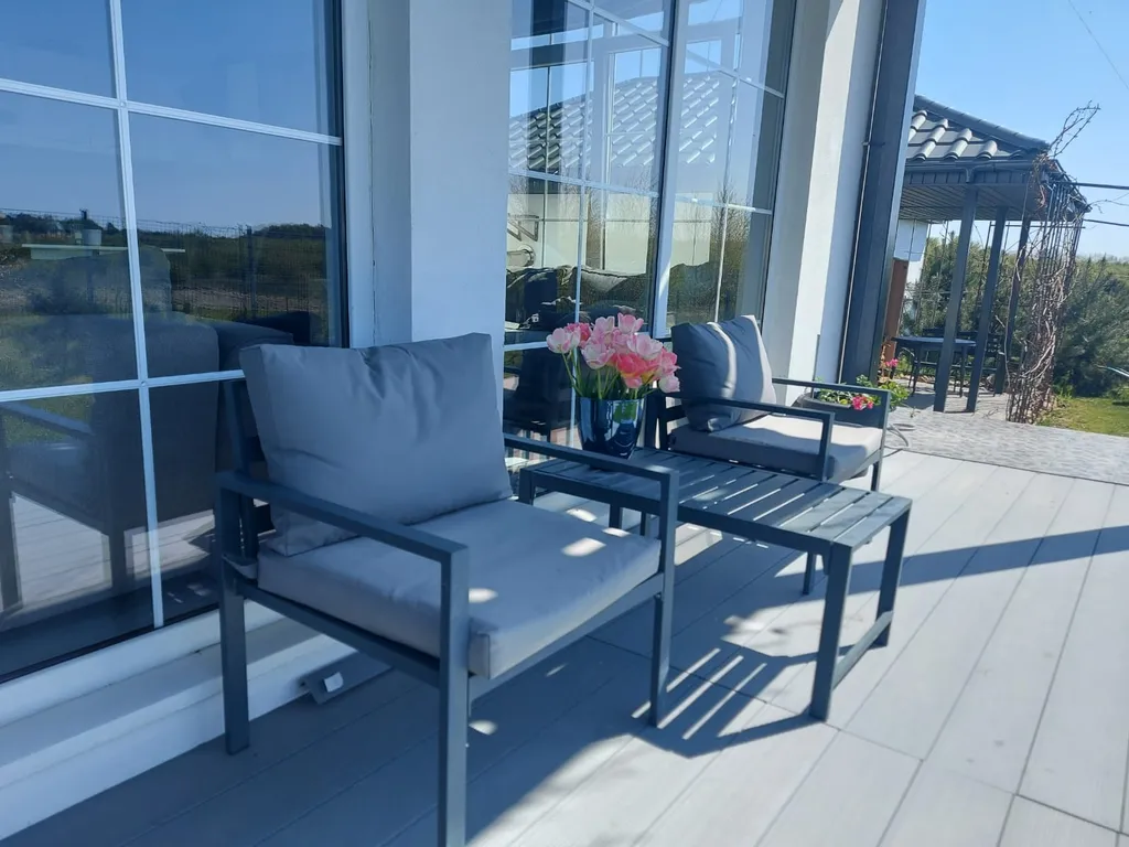 Дом с видом на море и отдельно стоящей баней.