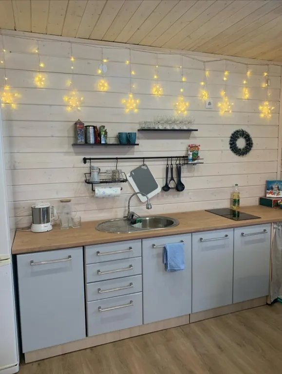 Уютный дом в жилой деревне возле реки