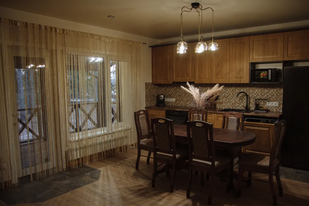 Уютный коттедж в сосновом лесу с видом на озеро