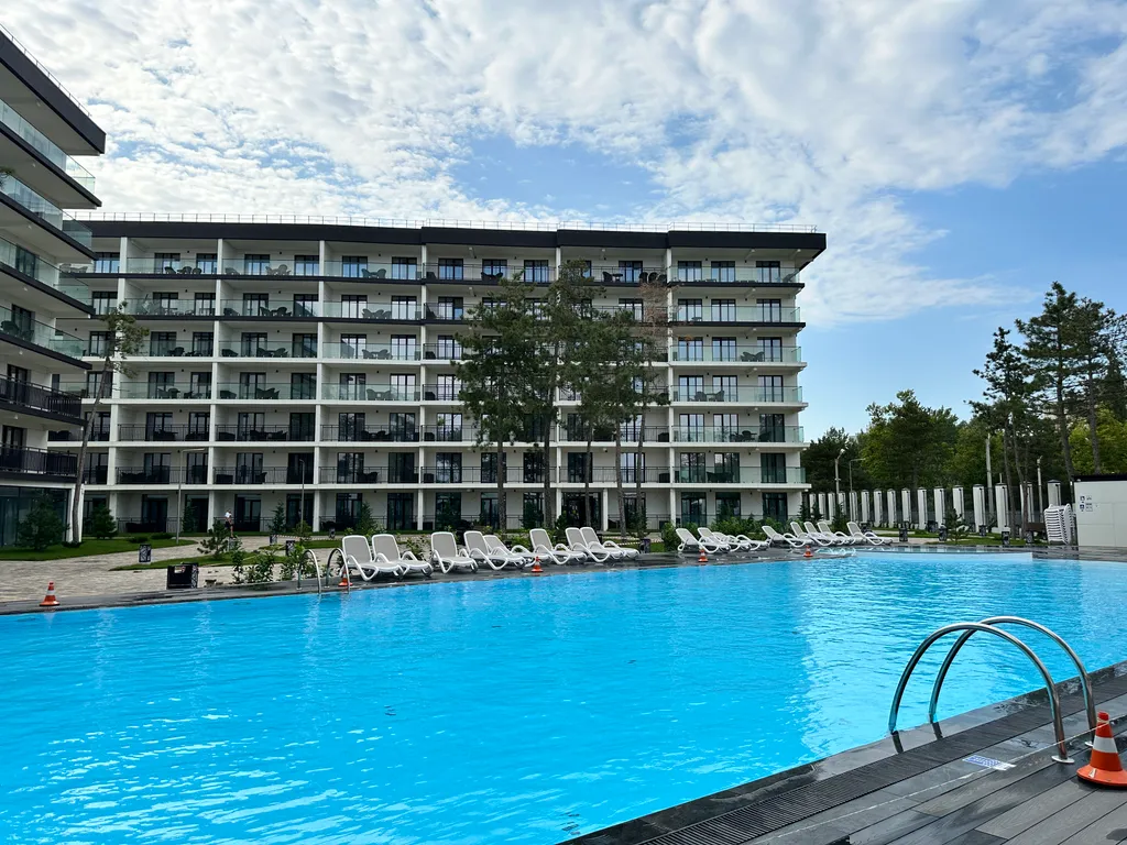 Евродвушка в клубной резиденции Европа с бассейном