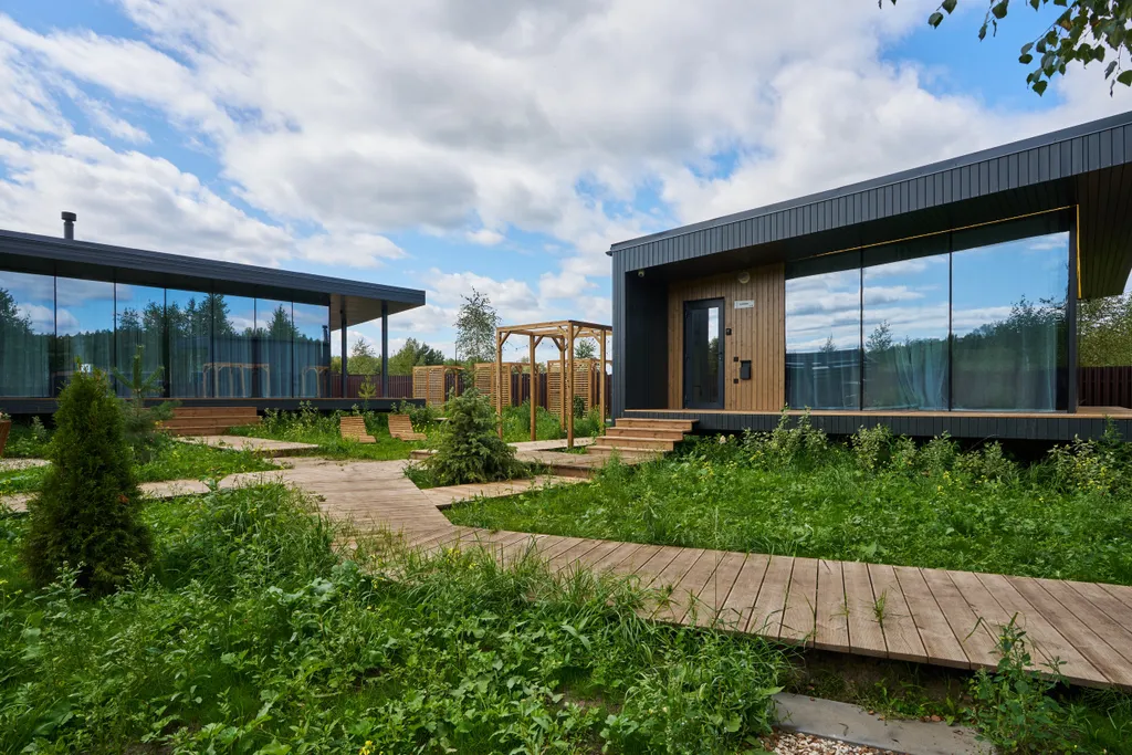 Просторный дом с сауной и камином в окружении леса и реки