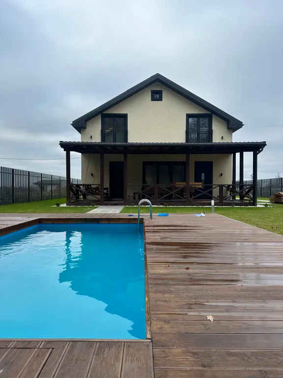 Дом в лесу с баней и бассейном