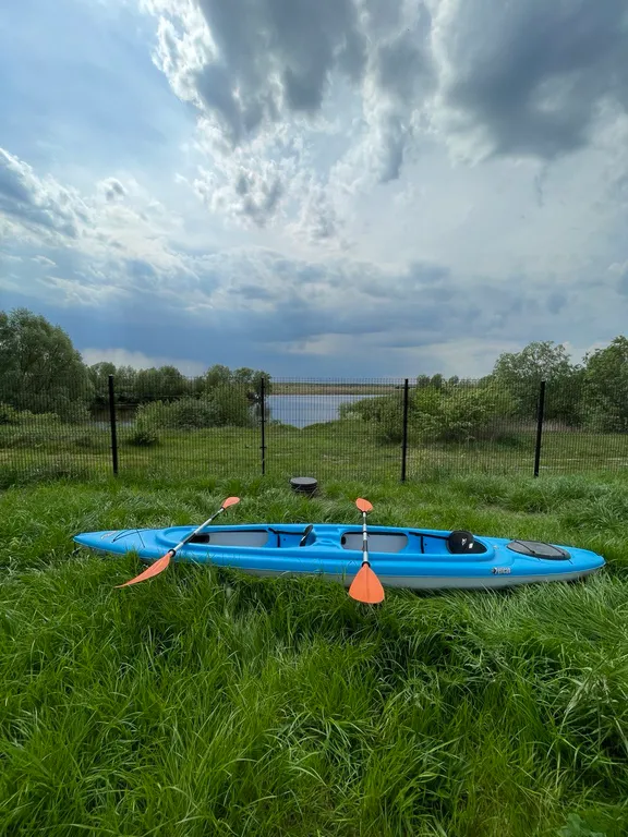 А-фрейм Ель на берегу реки