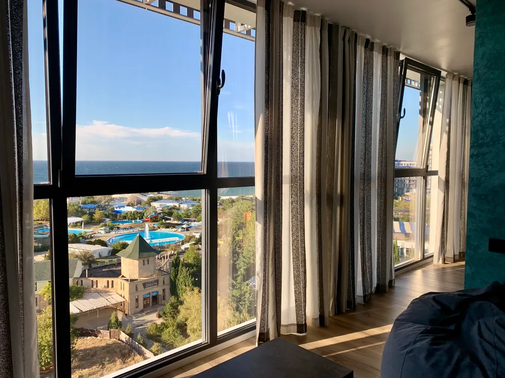 Элитная квартира с панорамным окнами витражами с видом на море