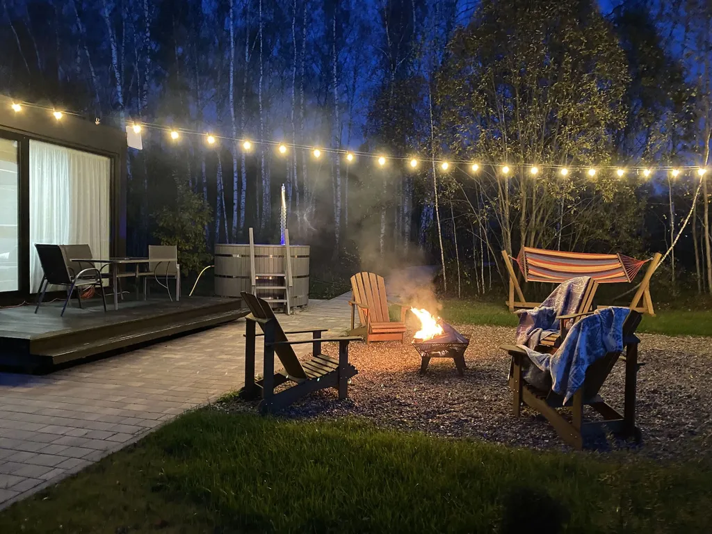 Домик ЕЖЕВИКА. Большой пруд с пляжем в глэмпинге "Усадьба Ягодное".