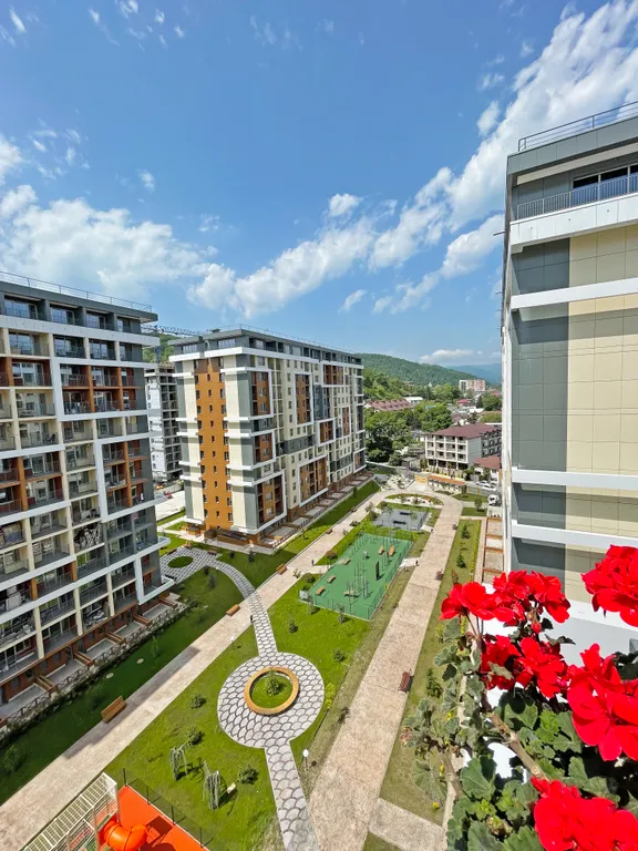 Угловая студия с цветами на берегу моря