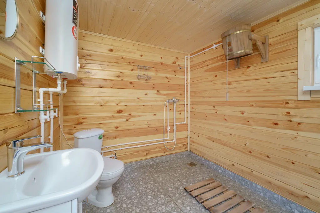 Новый загородный дом у реки с баней и бассейном