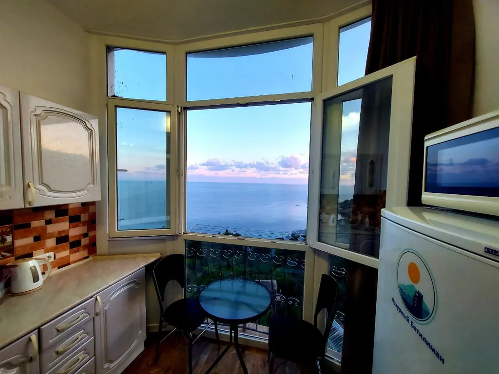 Лазурный Батилиман в 150 метрах до пляжа