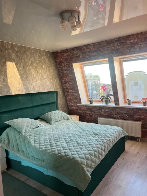 Просторная четырёхкомнатная квартира у парка с видом на море .