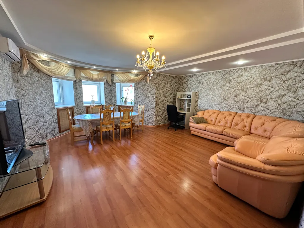 Квартира Квартира для большой семьи в центре с видом на кремль+паркинг и сауна — Казань