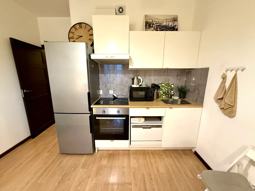 Студия для троих гостей