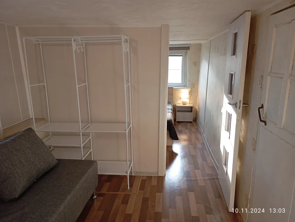 Благоустроенный дом на берегу с баней и катером