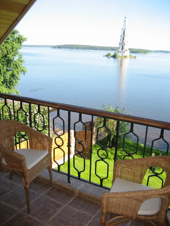 Дом на берегу волги, с видом на затопленную колокольню