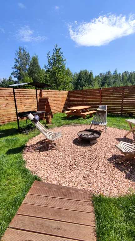 Треугольный домик у леса