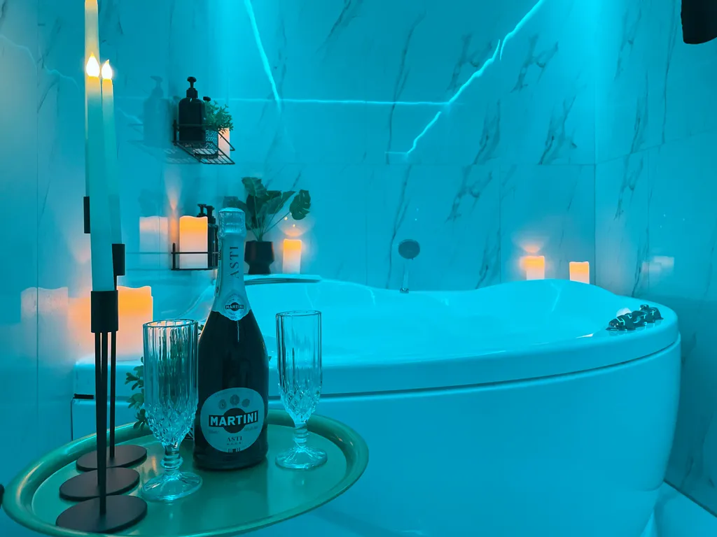 Студия с большой джакузи для двоих