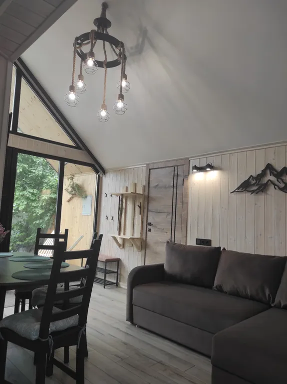 Биг-Лодж с панорамными окнами на Алтае