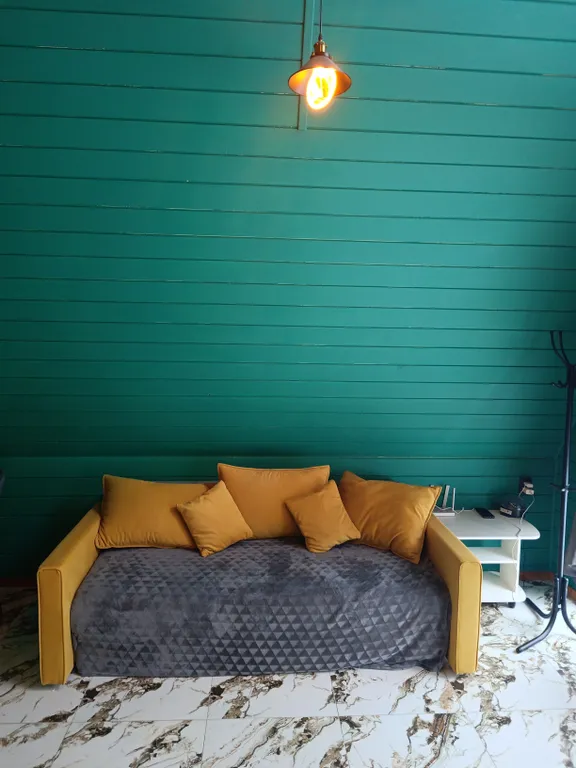 А-фрейм в лесу с баней из бревна липы и горячий чан