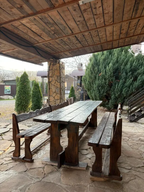 Домик у реки Дах с видом на горы