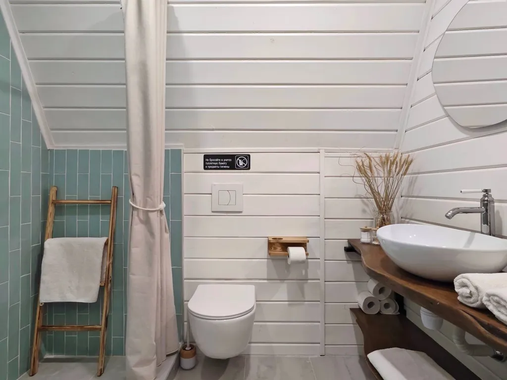 Стильный треугольный дом с видом на лес